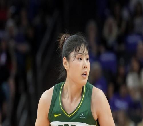 女版李月汝！余嘉豪弃CBA高薪投奔西甲韩旭李梦真该学学他们