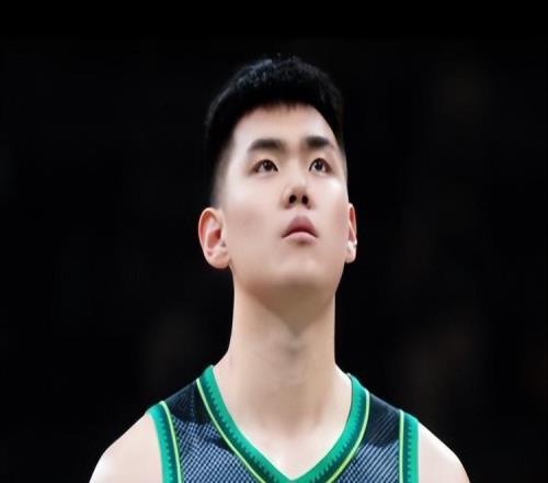 4新星停赛3年生涯断送，混血球员踩头仅禁赛8场，篮协区别对待
