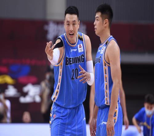 记者：北京男篮与队长翟晓川续约2年，与副队长方硕续约1年