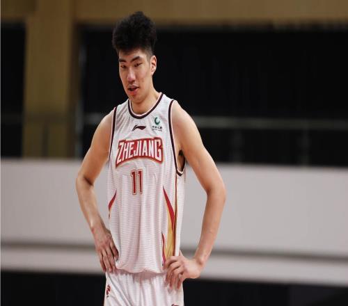 余嘉豪：留在CBA联赛待遇比西甲更好，但这不是钱的事