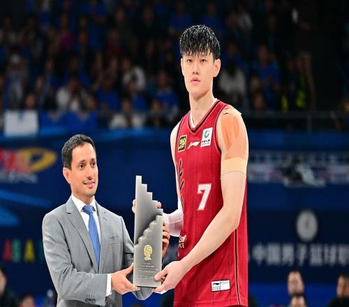 CBA不行了4名顶尖球员留洋，曾凡博带伤签约篮网，林葳拒绝回来