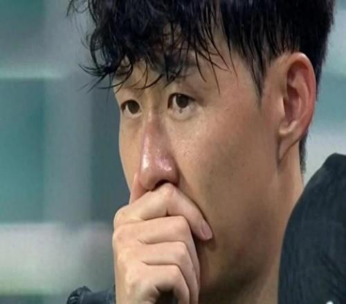 告别效力了10年的热刺,孙兴慜被换下后,流下了眼泪