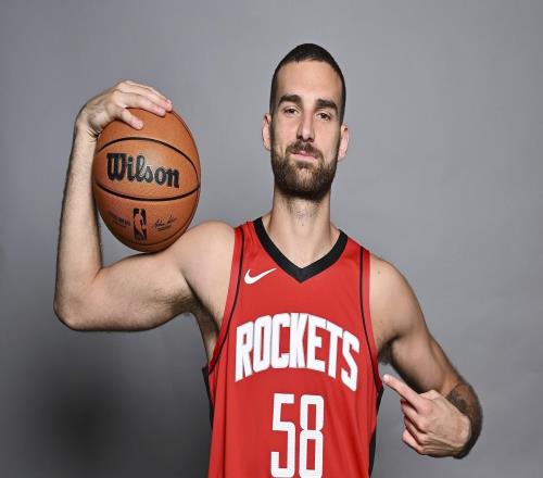 夏联三分命中率45.5%!美记:火箭旧将麦克维积极寻求留在NBA