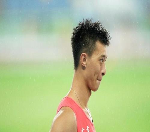 吴瑞庭打破尘封16年三级跳亚洲纪录,赛后落泪感谢广东队