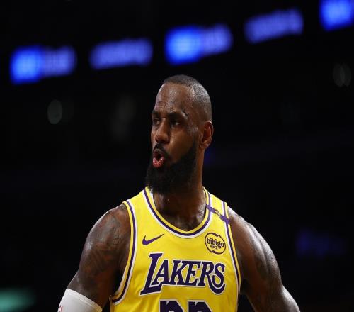 夸梅：传言都说詹姆斯喜欢白人女孩NBA很快就会把这些事都捅出来