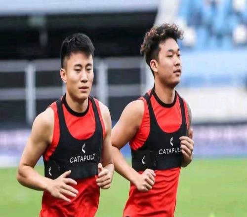 双杀对手!成都蓉城客场20完胜大连英博,剑指联赛榜首