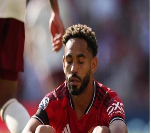 自11年8月以来，曼联首次在单场英超比赛对阿森纳有20+射门