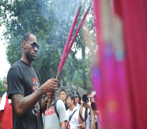 官宣:14年后重访成都!NBA巨星勒布朗詹姆斯9月开启中国行