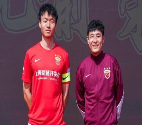 中超金靴武磊现身富盛足球场,他是这段双向奔赴足球情缘的见证者和亲历者