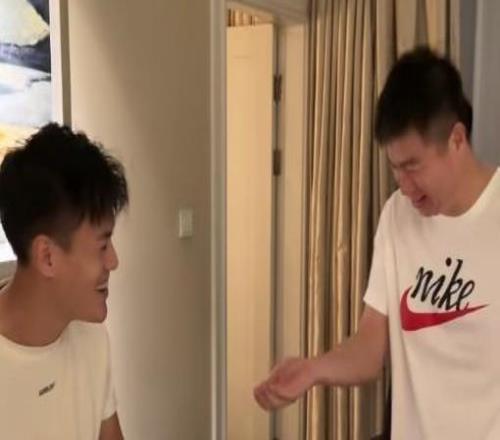 比赛中被撞掉两颗门牙,赛后于根伟率队帮王献钧找回一颗