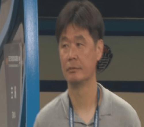 李霄鹏黑脸!38岁爱将失3打1绝杀,遭质疑“收钱了”,名记:犯罪