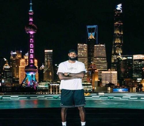 勒布朗詹姆斯开启中国行:打卡上海外滩、东方明珠