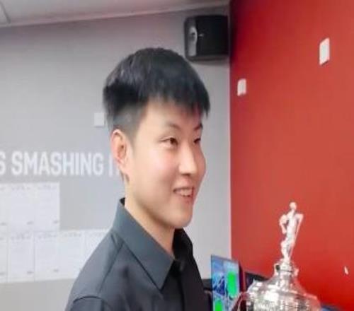 赵心童三杆破百40速胜晋级,赛后拿到了复刻版世锦赛奖杯