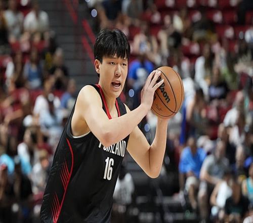 跟队记者:如果杨瀚森无法迅速适应NBA的节奏,他可能会失去位置