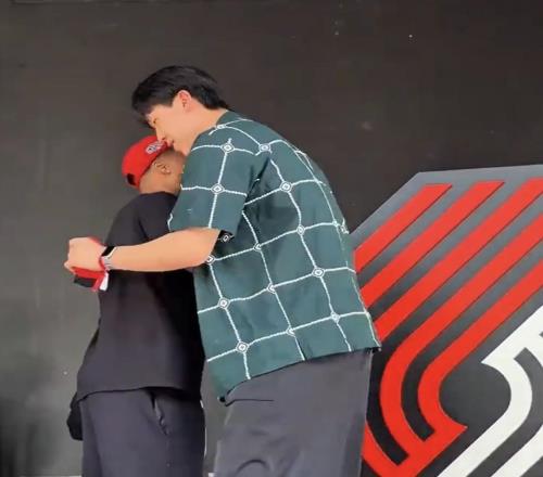 排面拉满,杨瀚森受邀参加利拉德欢迎派对,和开拓者传奇拥抱致意