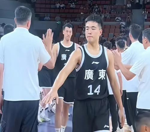 广东队9573四川队，收获2连胜！徐杰张文逸分别砍下22分