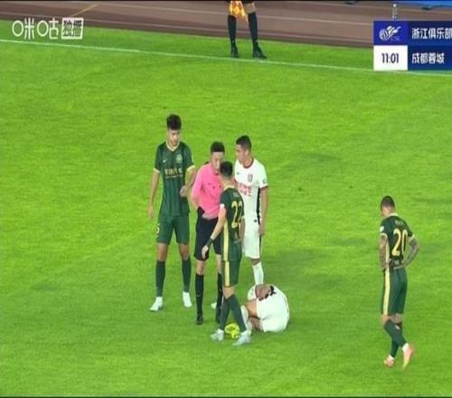 莱切特第12分钟疑似拉伤痛苦倒地，队医进场治疗