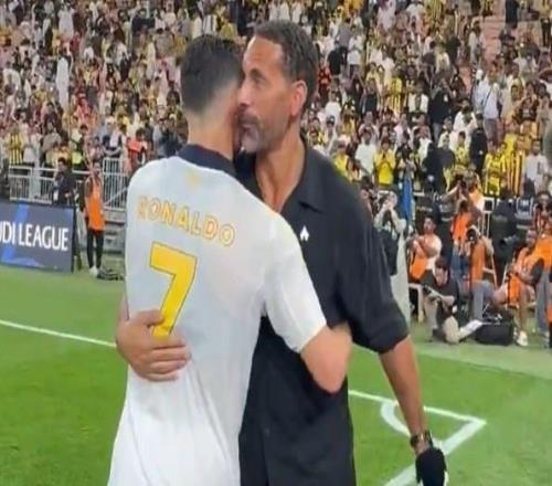 老友相见！C罗拥抱前来观战的费迪南德，两人亲切交流