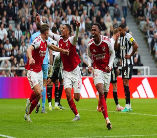 掉链王这次没掉链！枪手读秒绝杀纽卡，英超争冠悬念在此刻回归