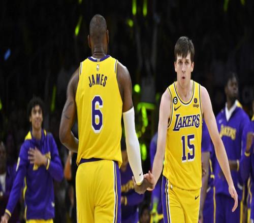 里夫斯:跟詹姆斯当队友太爽了!詹姆斯可能再打十年!