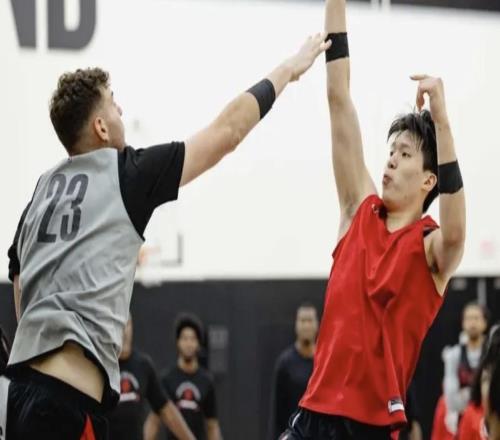 练好小抛投,文班绕着走!杨瀚森又秀新招,单打克林根队友看呆了