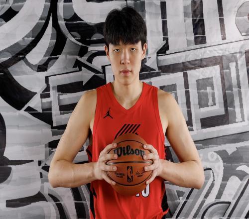 NBA新秀杨瀚森训练营采访中坦诚真实一面,坦言适应过程不易