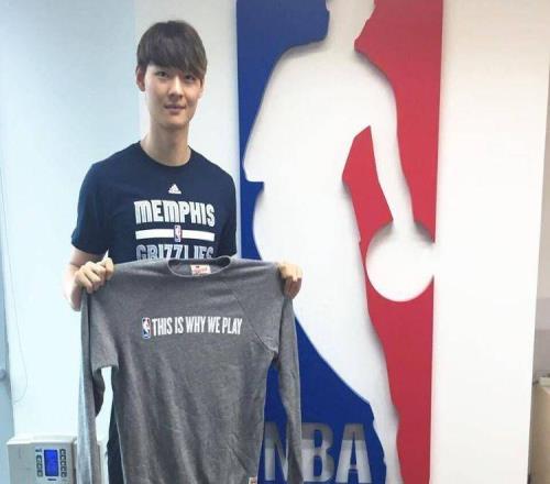 王哲林16年被灰熊选中时我的腿受伤在美国康复一年多错过了机会