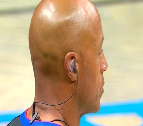 新装备！篮网与耶路撒冷的季前赛中，主裁判佩戴了耳机