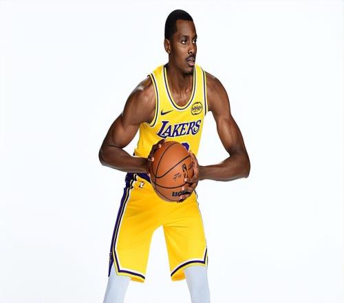 上去不是失误就是犯规！湖人内线新星在季前赛还得继续努力才行