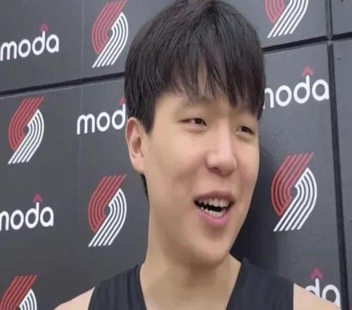 杨瀚森首秀2+1,惨遭克林根肘击放倒!欢迎来到险恶的NBA!