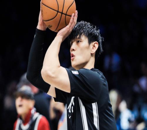 七队还有双向合同名额：曾凡博首战DNP仍被看好中国赛成关键机会