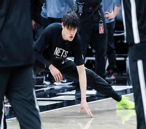 真成吉祥物了篮网17人上场打球，唯独曾凡博无理由被弃用！