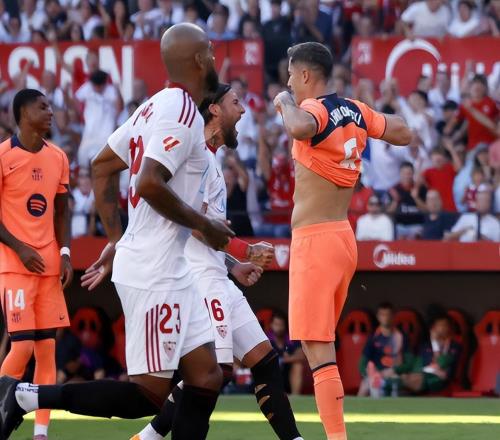 随着巴萨14，马竞11，西甲第8轮最新积分榜如下，皇马重返第1