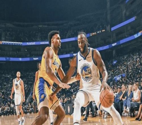 疑似打到布朗尼下腹！美媒：追梦，注意你的手！