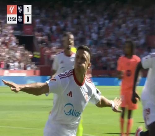 攻破老东家大门，桑切斯职业生涯第5次对阵巴萨首次取得进球