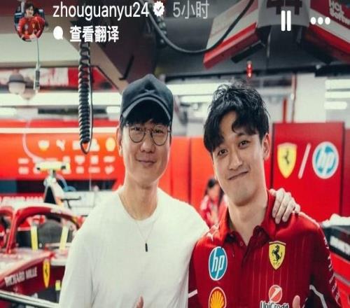 林俊杰观看F1新加坡大奖赛，与周冠宇合影留念