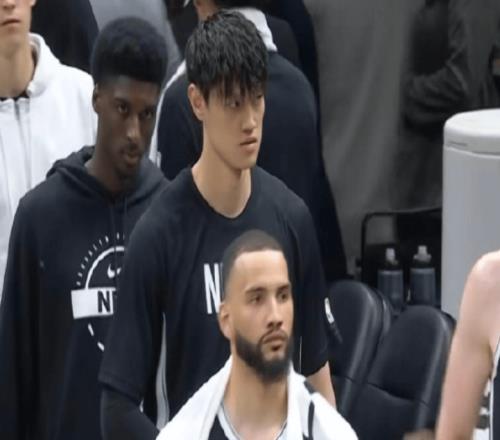 沦为赚钱工具曾凡博篮网热身赛1分钟未上，留着中国赛卖票