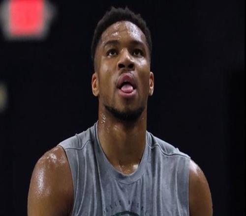 训练强度够大！字母哥更新社媒晒出自己挥汗如雨的照片