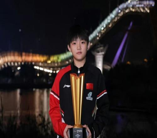 新版孙颖莎来了！中国女乒13岁小魔王崛起豪夺3连冠：又萌又能打