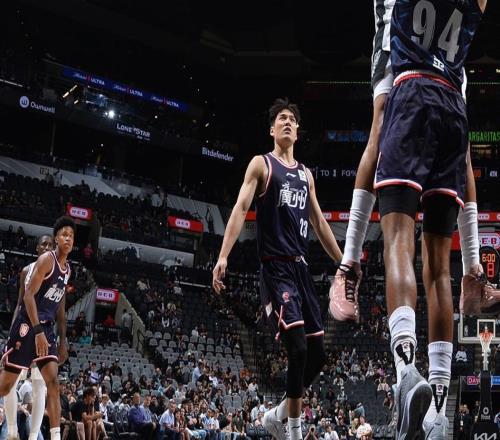 首秀轰14+3!中国男篮26岁悍将闪耀NBA季前赛:能里能外对抗文班