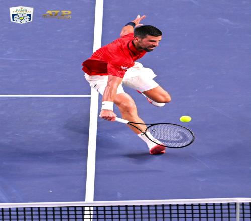 高温下生存之战：老球王德约艰难晋级16强新球王辛纳腿伤退赛