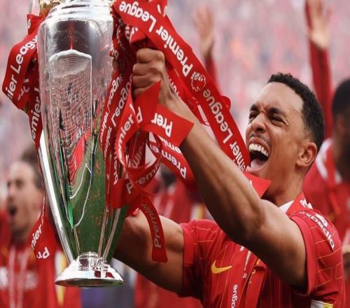 还爱着,利物浦为阿诺德送上生日祝福