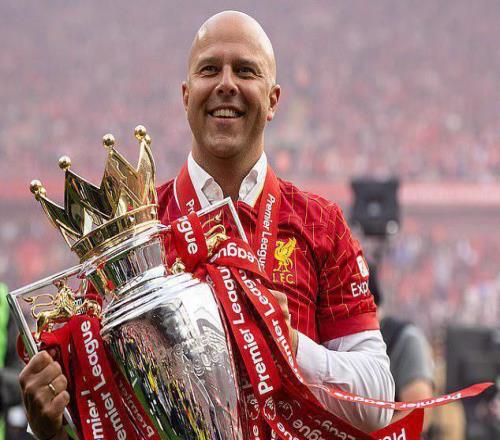 甩锅球员+嘲讽功勋！斯洛特东施效颦酿大错，英超争冠难上加难