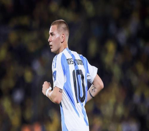 记者：马斯坦托诺经检查后并无大碍，将随阿根廷参加友谊赛