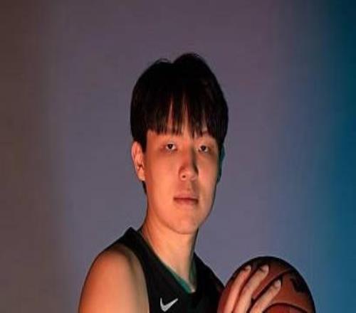 杨瀚森谈犯规问题：NBA在手上动作和掩护吹罚严，需要注意