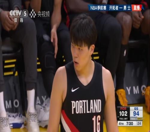 首秀演砸了！杨瀚森半场0分+4误+6犯，球迷：想超越易建联真难