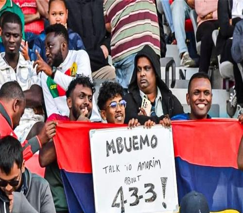 非洲球迷在看台打标语：姆伯莫，跟阿莫林聊聊433吧