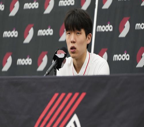 杨瀚森：在场上有时候说英语会突然断电，我需要提高英语能力