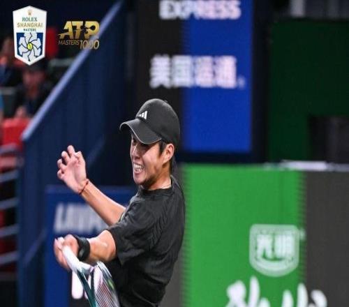 梅德韦杰夫21艰难击败勒纳钱，跻身上海大师赛男单八强