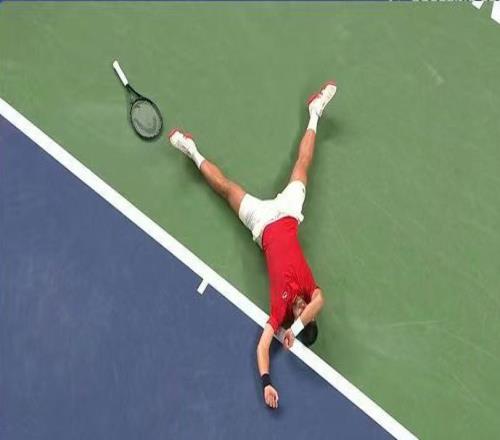 带伤苦战161分钟进八强成年轻人榜样，德约惨胜让费德勒纪录作古